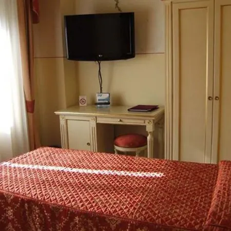Estee Hotel