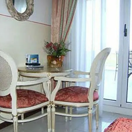 Estee Hotel 4*